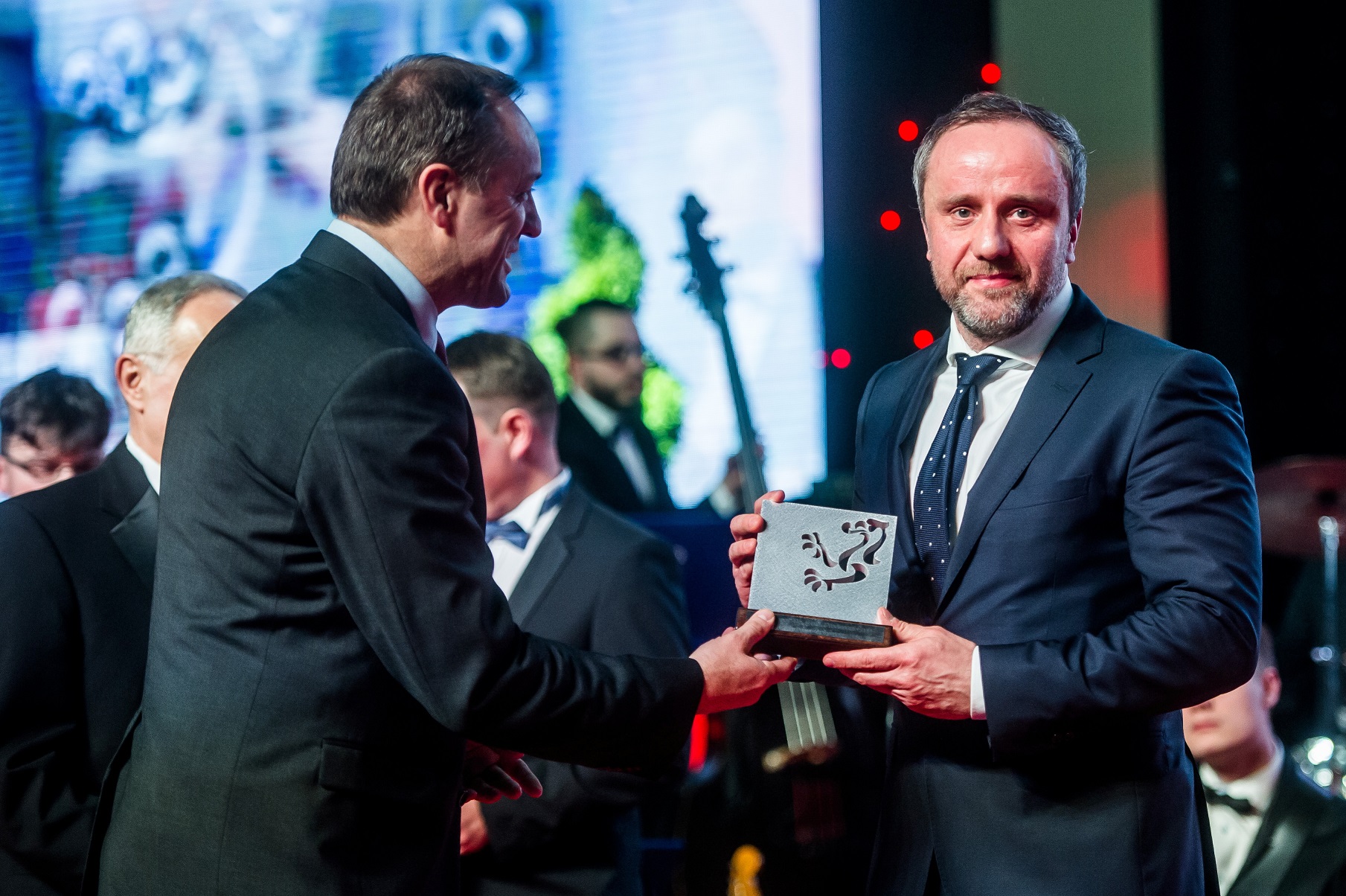 Mieczysław Struk – Marszałek Pomorski wręcza nagrodę w kategorii Dużych Firm zatrudniających powyżej 250 osób dla firmy MARCOPOL sp. z o.o. na ręce Dyrektora Zarządzającego firmy fot. Mateusz Ochocki / KFP 