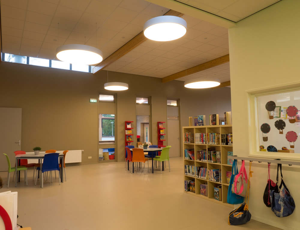 Szkoła podstawowa SWS De Zoutkamperril w Zoutkamp w Holandii oświetlona przez ES-SYSTEM.